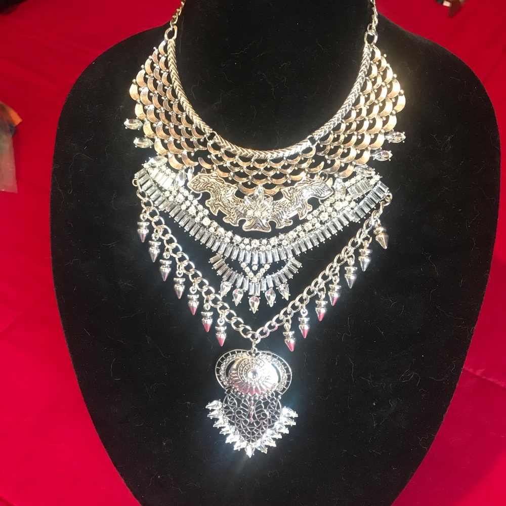 ❣️NWOT❣️ SILVER UNIQUE-STATEMENT NECKLACE . . .